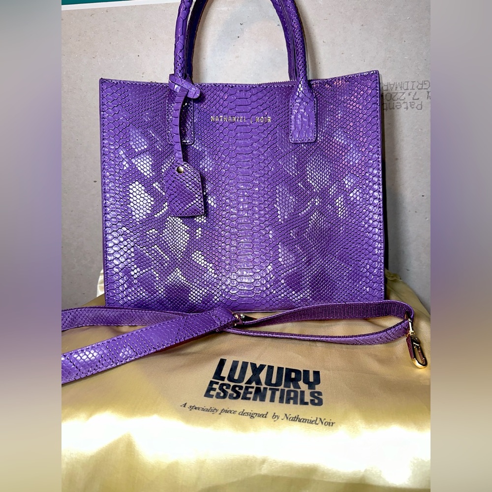 Large crossbody tote purple: never used
Great for travel very sturdy bag.